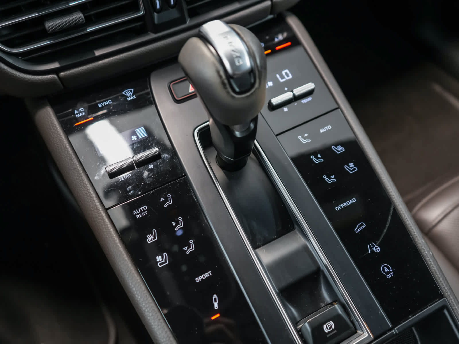 Certified 2024 Porsche Macan AWD/4WD image 24