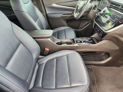 Used 2022 Chevrolet Bolt EUV LT w/ Convenience Package image 17