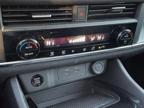 Used 2024 Nissan Rogue SV image 18