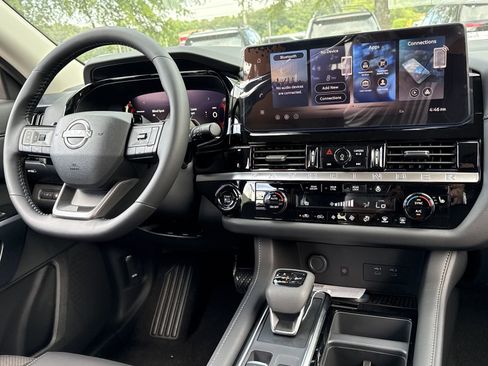 New 2026 Nissan Pathfinder SL FWD image 3