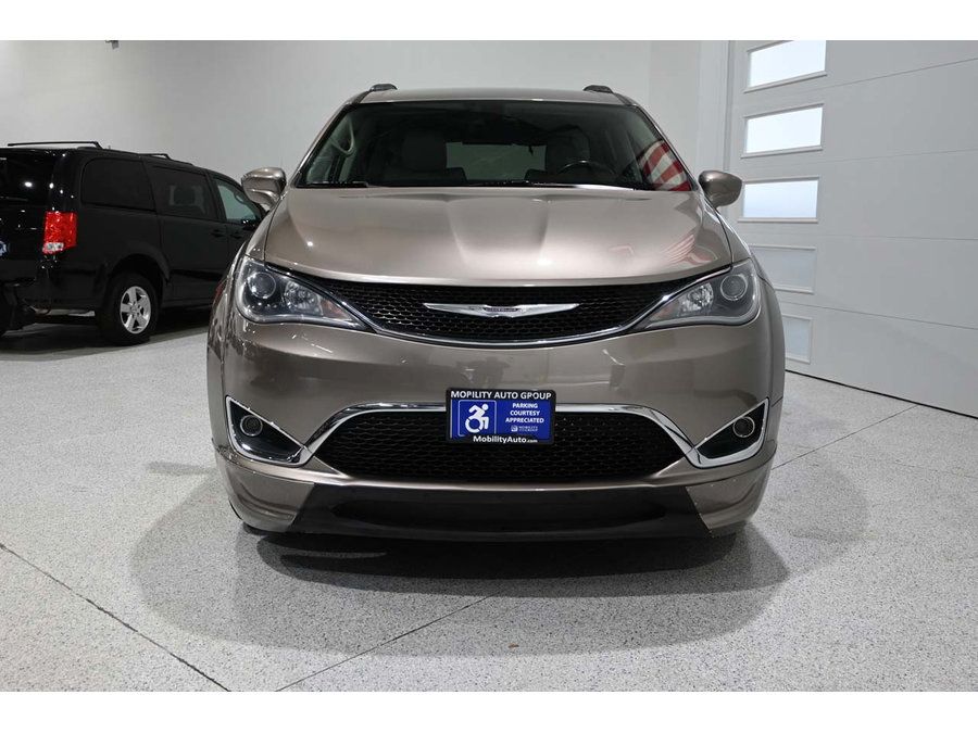 Used 2017 Chrysler Pacifica Touring-L FWD image 4