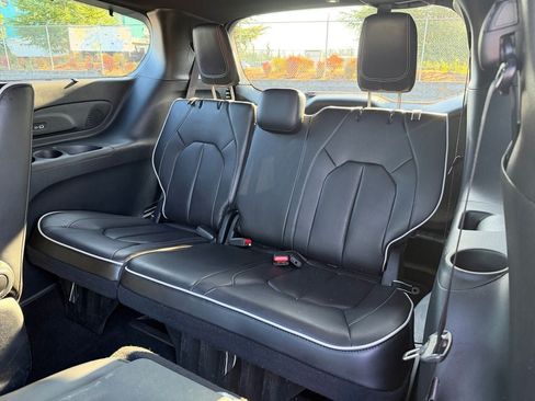 Used 2023 Chrysler Pacifica Limited w/ Uconnect Theater Family Group FWD image 33