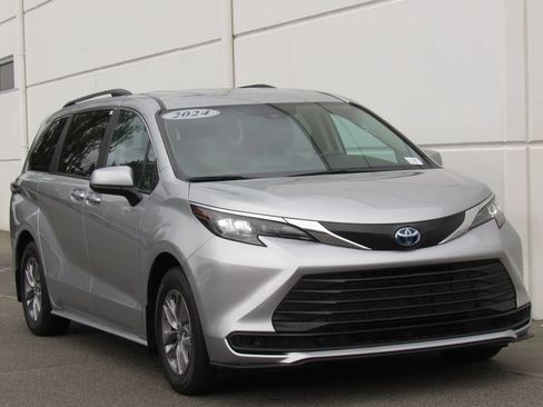 Used 2024 Toyota Sienna LE AWD/4WD image 2