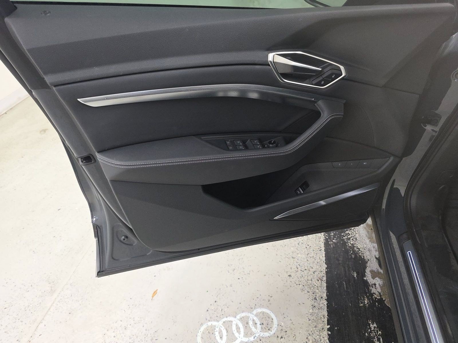 Used 2024 Audi Q8 e-tron Premium Plus w/ Premium Plus Package AWD/4WD image 12