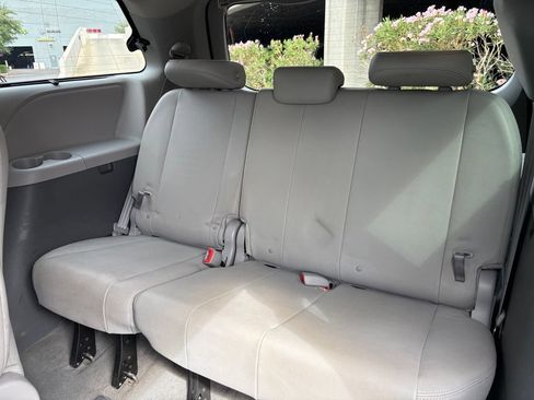 Used 2017 Toyota Sienna XLE Premium FWD image 11