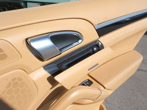 Used 2015 Porsche Cayenne S image 33