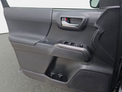 Certified 2022 Toyota Tacoma TRD Off-Road AWD/4WD image 24