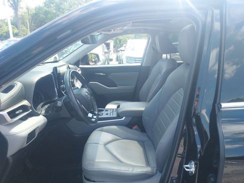 Used 2020 Toyota Highlander XLE AWD/4WD image 31