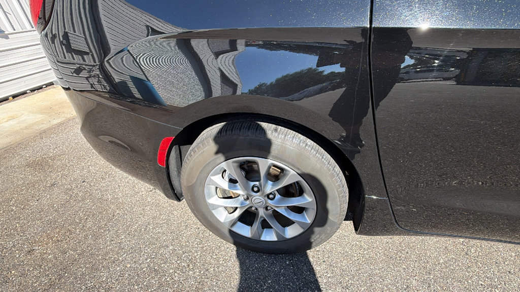 Used 2026 Chrysler Pacifica Limited FWD image 11