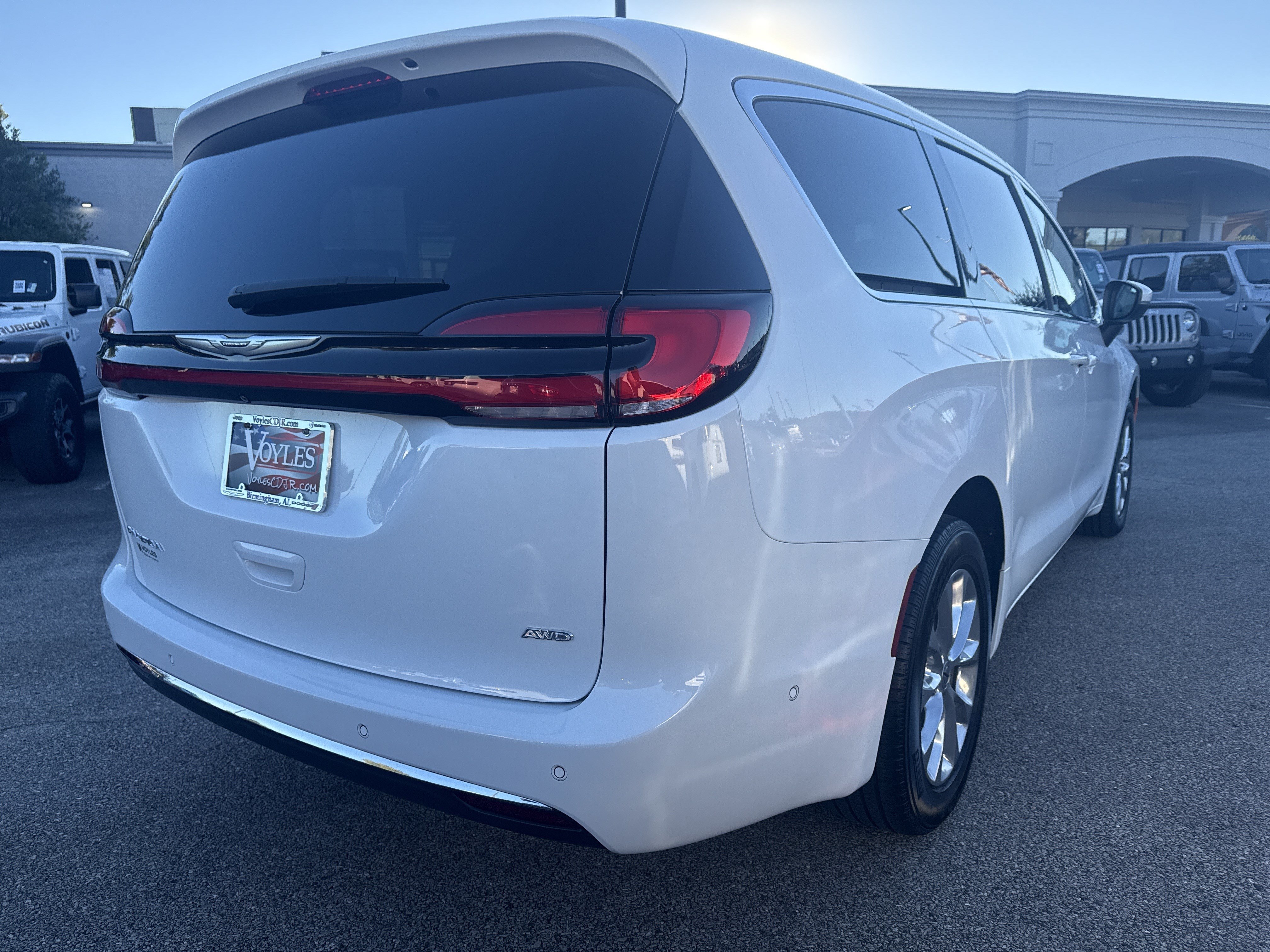 Used 2023 Chrysler Pacifica Touring-L w/ Uconnect Theater Family Group AWD/4WD image 7