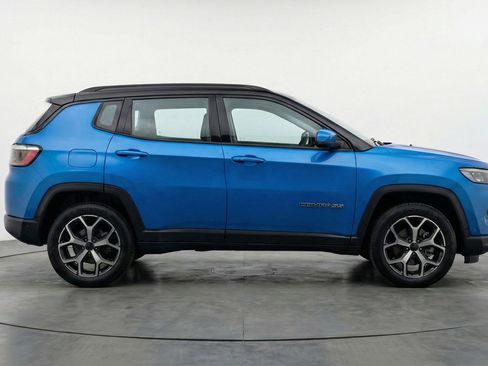 Used 2025 Jeep Compass Limited image 11