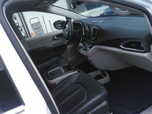 Used 2024 Chrysler Pacifica Touring-L FWD image 8