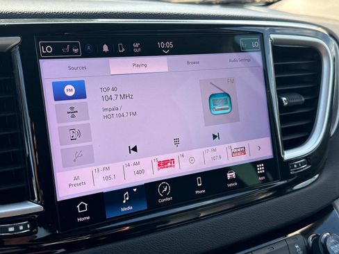 Used 2024 Chrysler Pacifica Touring-L FWD image 18