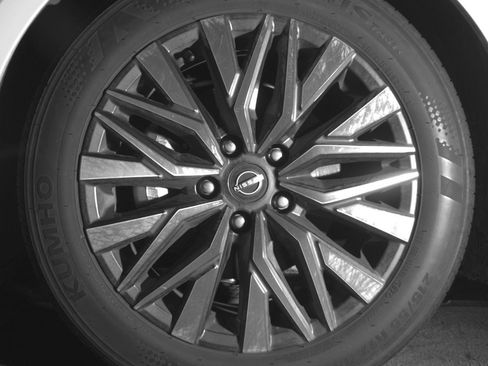 Used 2025 Nissan Altima 2.5 SV FWD image 12
