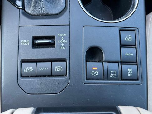 Used 2023 Toyota Highlander XLE AWD/4WD image 30