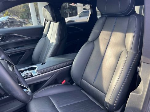 Used 2024 Cadillac Lyriq Luxury AWD/4WD image 11