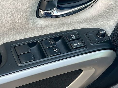 Used 2024 Nissan Titan SV w/ SV Convenience Package image 17