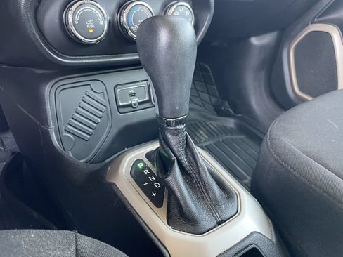Used 2017 Jeep Renegade Latitude FWD image 22