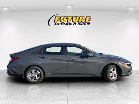 Used 2025 Hyundai Elantra SE FWD image 4