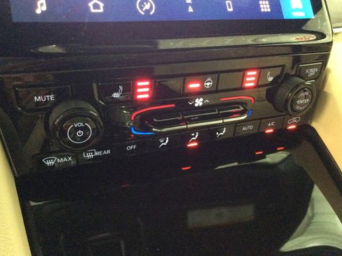 Used 2024 Jeep Grand Cherokee Limited image 34