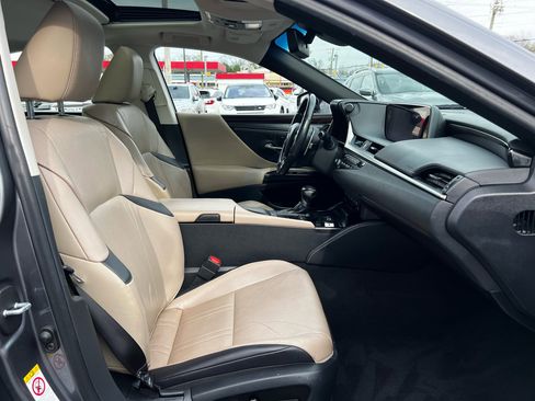 Used 2019 Lexus ES 300h w/ Luxury Package image 24