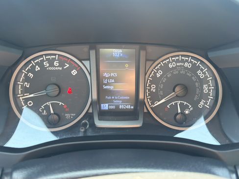 Used 2021 Toyota Tacoma TRD Off-Road w/ Technology Package AWD/4WD image 12