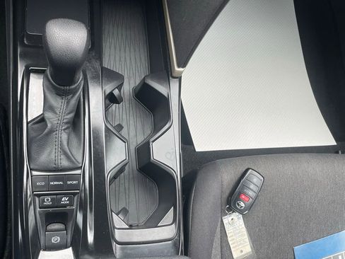 Used 2025 Toyota Camry LE image 27