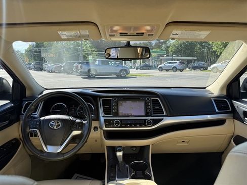 Used 2014 Toyota Highlander XLE AWD/4WD image 29