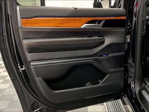 Used 2025 Jeep Grand Wagoneer L Series III w/ Rear-Seat Entertainment Group AWD/4WD image 22