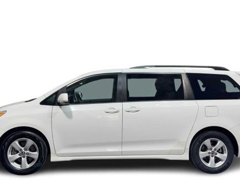 Used 2020 Toyota Sienna LE FWD image 1