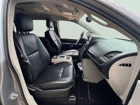 Used 2015 Chrysler Town & Country Touring FWD image 21