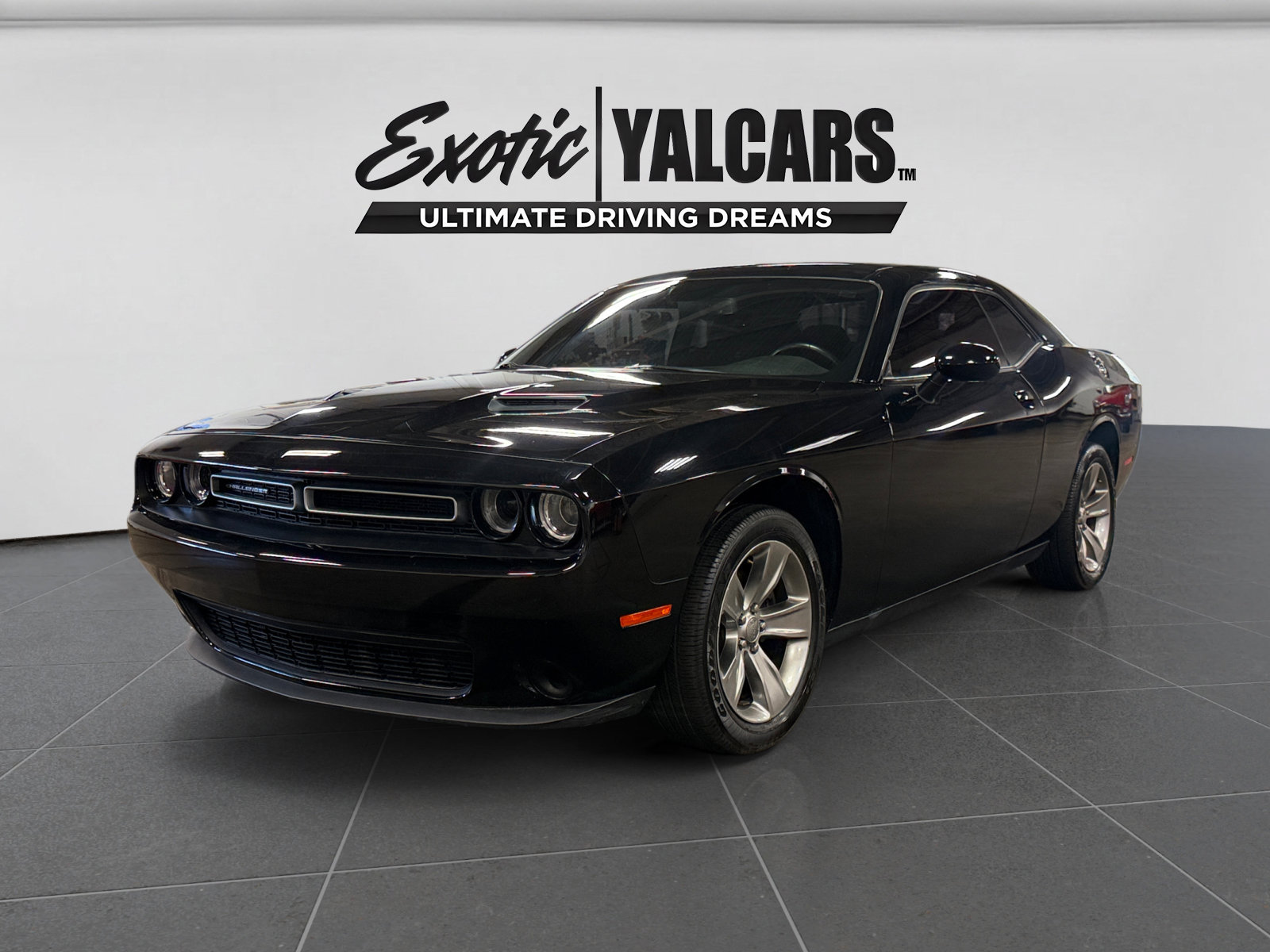 Used 2019 Dodge Challenger SXT RWD image 1