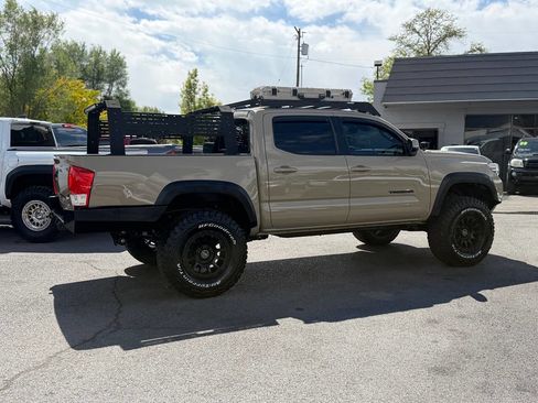 Used 2020 Toyota Tacoma TRD Off-Road w/ Technology Package AWD/4WD image 14