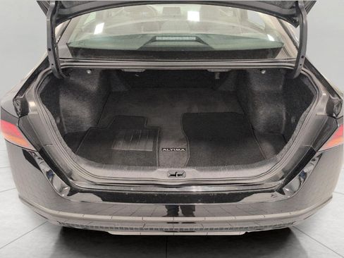 Used 2025 Nissan Altima 2.5 SV FWD image 15
