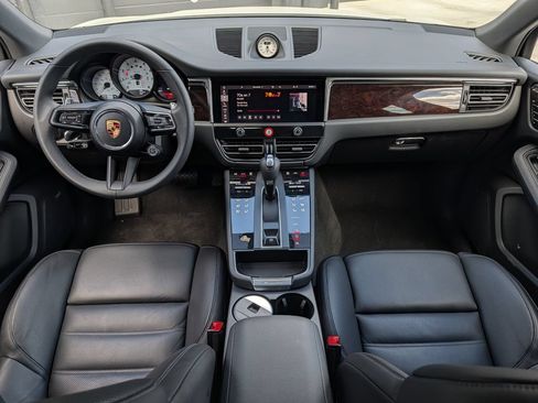 Certified 2025 Porsche Macan AWD/4WD image 11