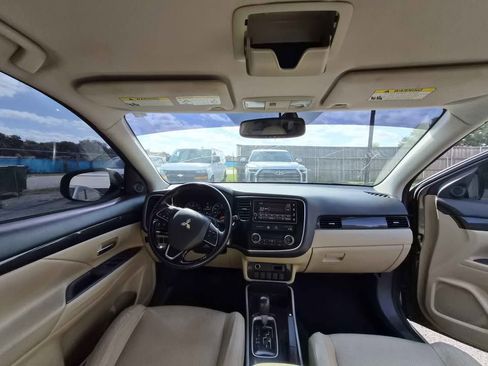 Used 2017 Mitsubishi Outlander SE image 12