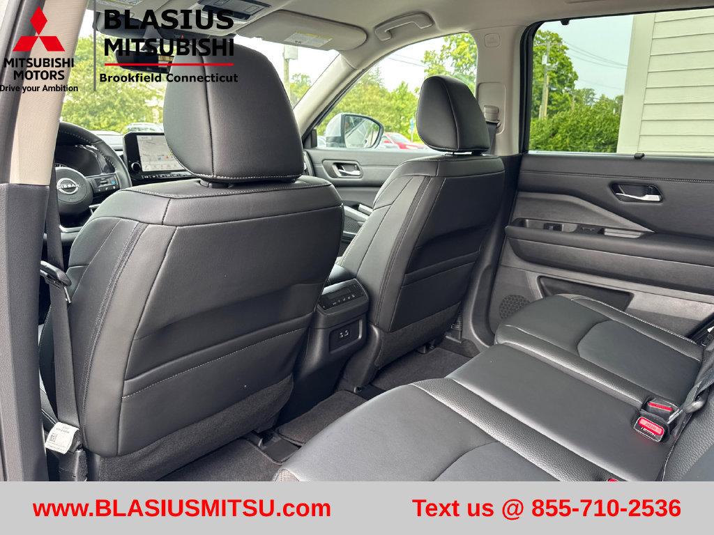 Used 2025 Nissan Pathfinder SL AWD/4WD image 28