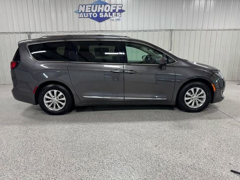 Used 2018 Chrysler Pacifica Touring-L Plus FWD image 1