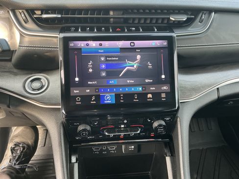Used 2023 Jeep Grand Cherokee L Limited AWD/4WD image 21