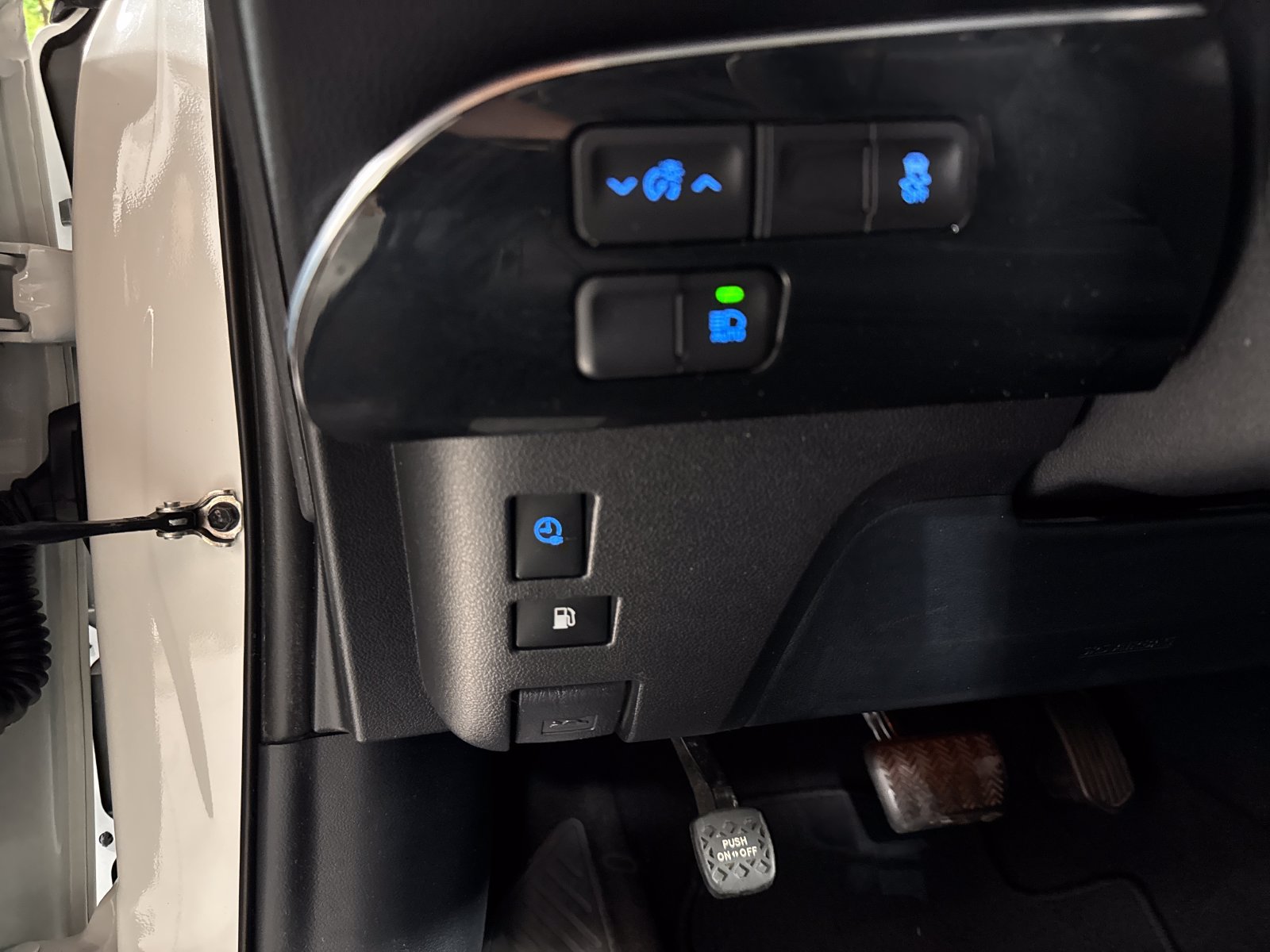 Used 2017 Toyota Prius Prime Premium w/ Carpet Mat Package FWD image 17