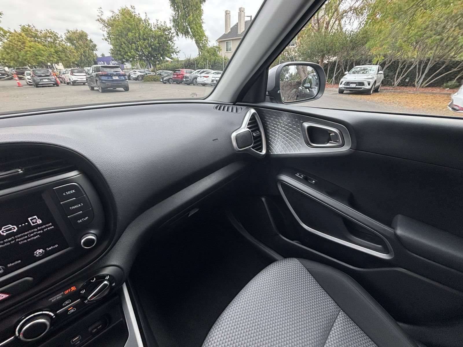 Used 2025 Kia Soul LX w/ LX Technology Package FWD image 32