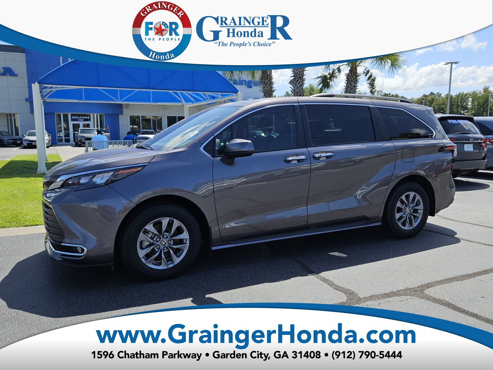 Used 2024 Toyota Sienna XLE w/ XLE Plus Package FWD image 1