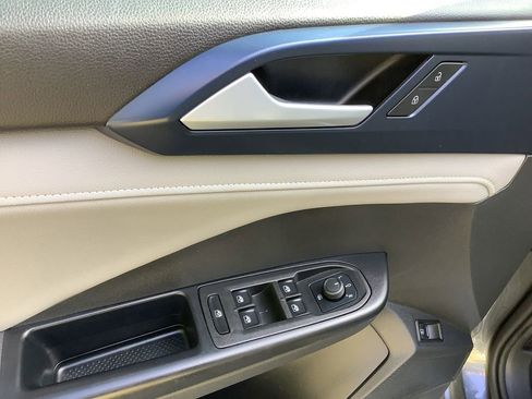 Used 2024 Volkswagen Taos SE image 23