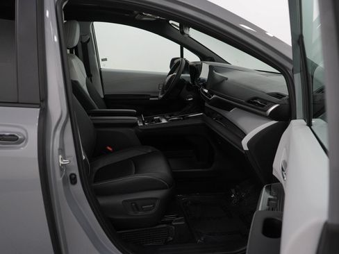 Used 2026 Toyota Sienna AWD image 11