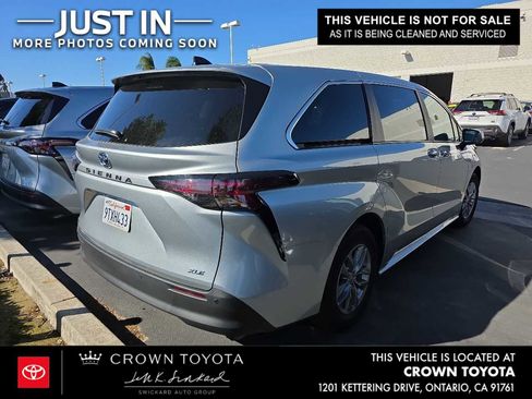 Used 2025 Toyota Sienna XLE image 2