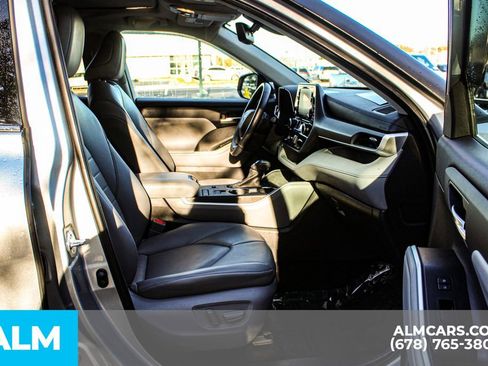 Used 2021 Toyota Highlander XLE image 22