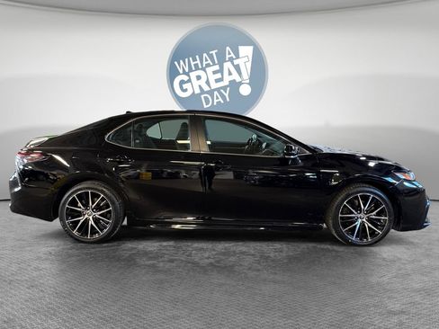 Used 2022 Toyota Camry SE w/ Cold Weather Package FWD image 2