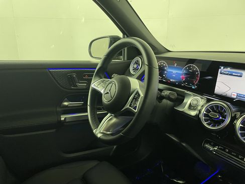 Used 2025 Mercedes-Benz GLB 250 image 10