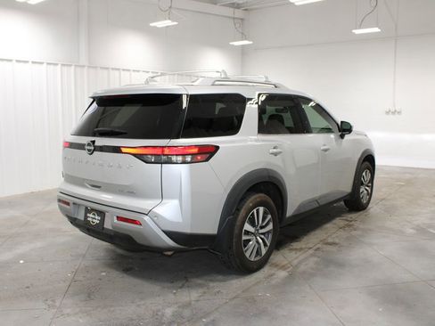 Used 2024 Nissan Pathfinder SL AWD/4WD image 9