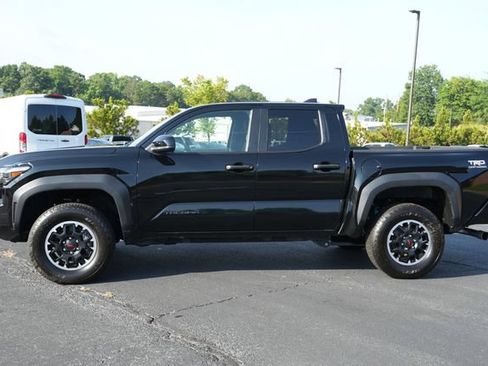 Used 2024 Toyota Tacoma TRD Off-Road AWD/4WD image 4